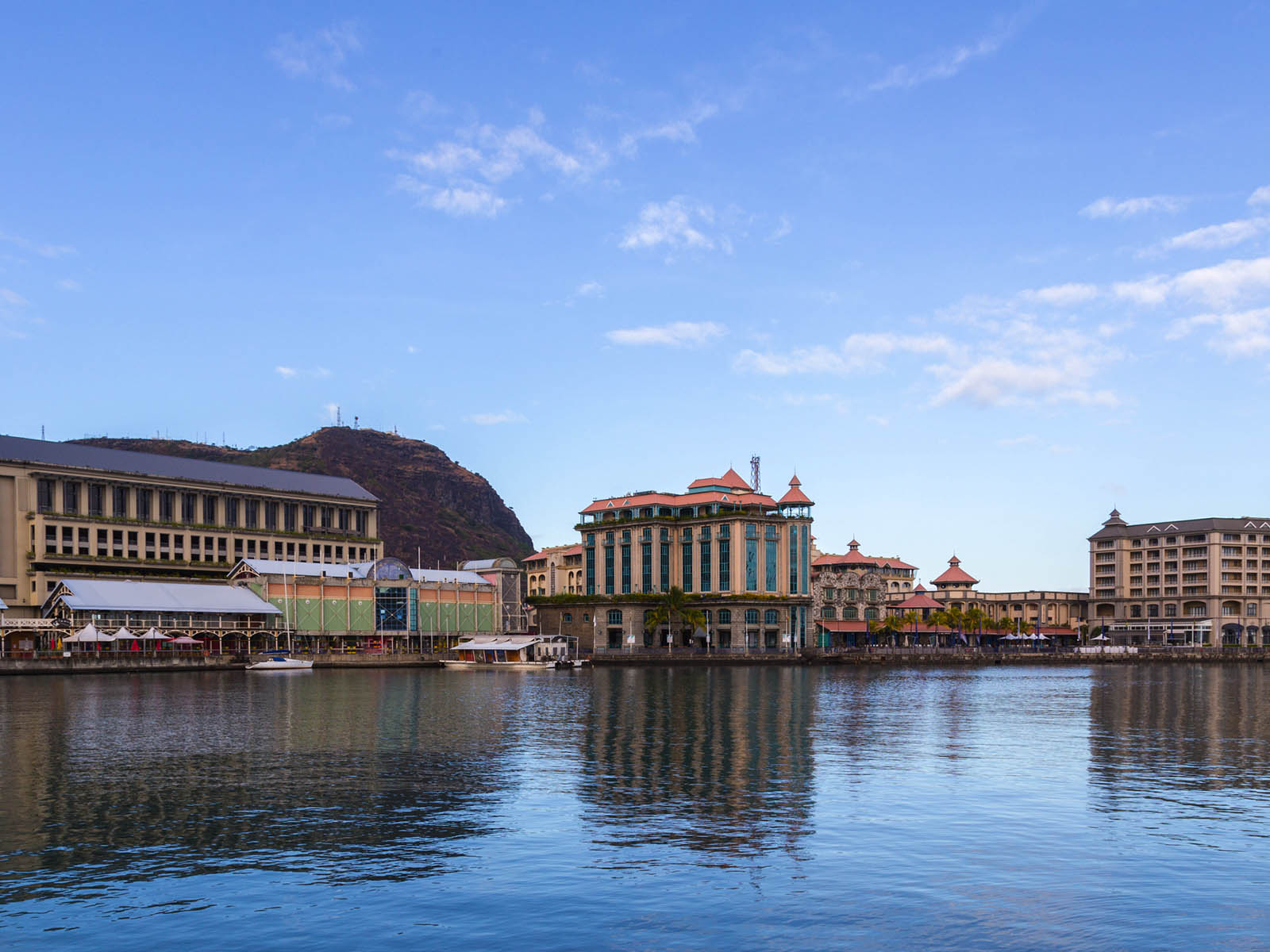  The sea with buildings in the background